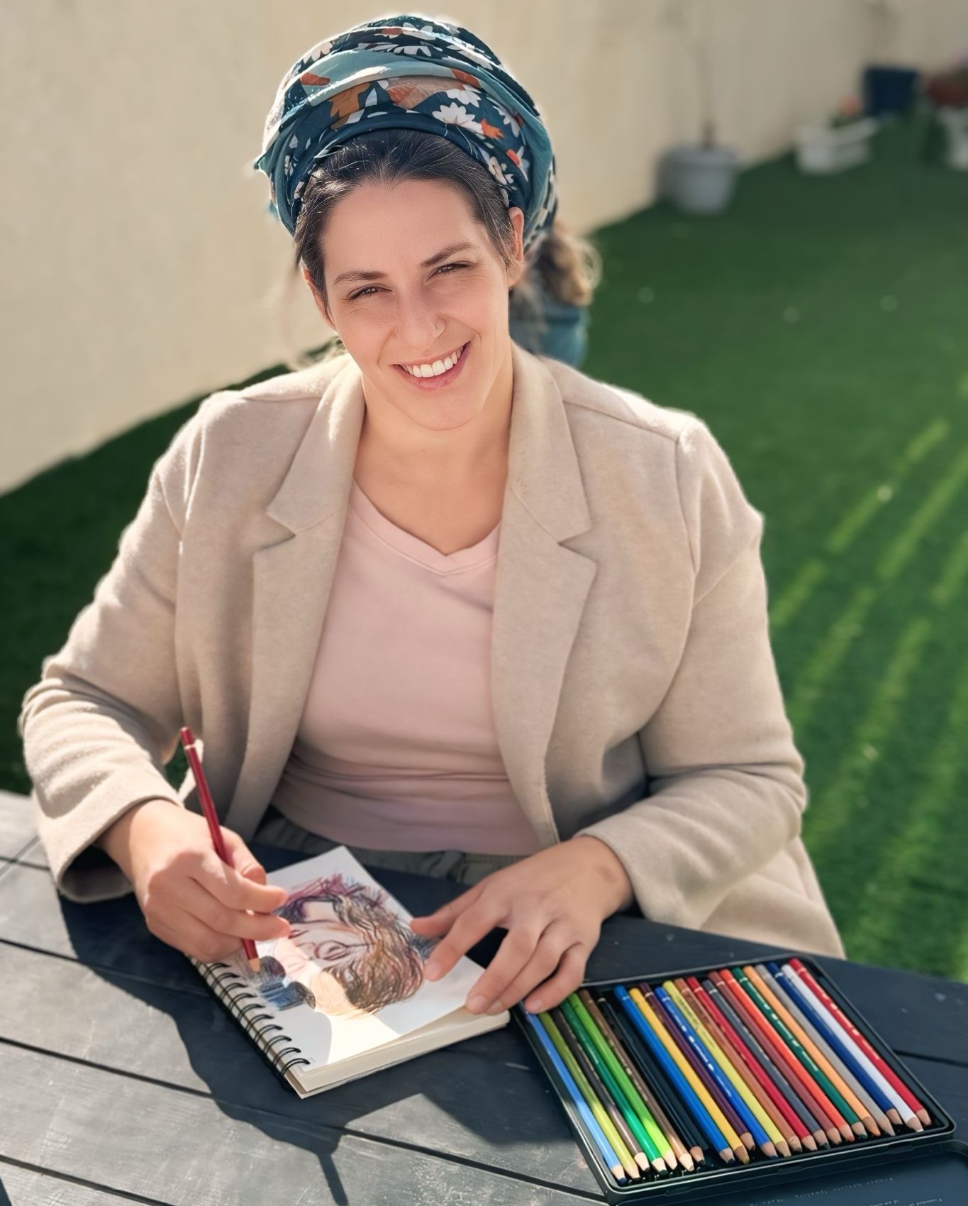 בת-שיר יוצרת עם עפרונות צבעוניים